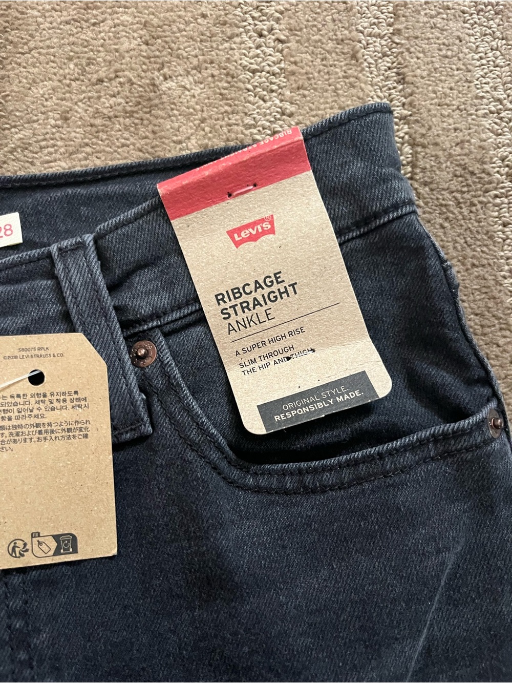 NWT Levi’s High-Rise Straight Leg Jeans in Black - Picture 6 of 8